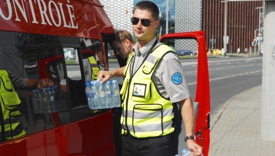 Keleivių kontrolieriai per karščius dalino vandenį miestiečiams